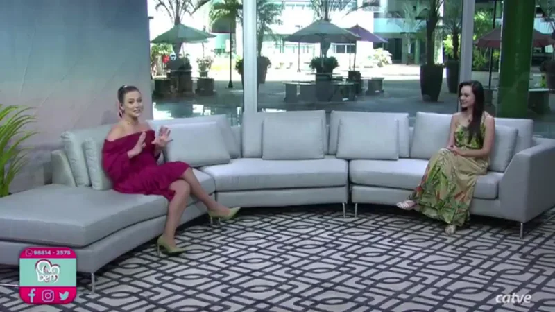 Debora Iáchinski entrevistada em programa de televisão