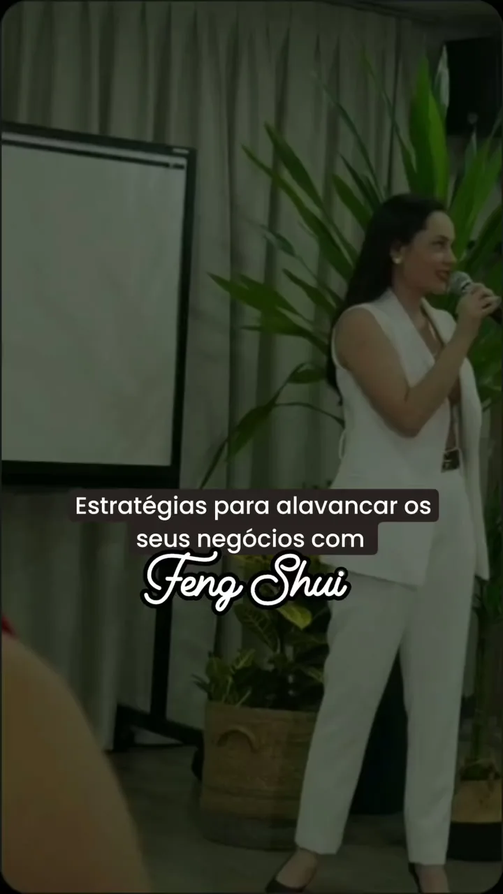 Debora Iáchinski palestrando sobre Feng Shui aplicado a negócios